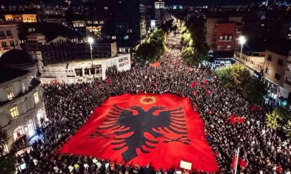 Çlirim Haziri fton qytetarët në ditën e shtatë të protestës: Një javë në shesh, nuk ndalemi deri në plotësimin e kërkesave