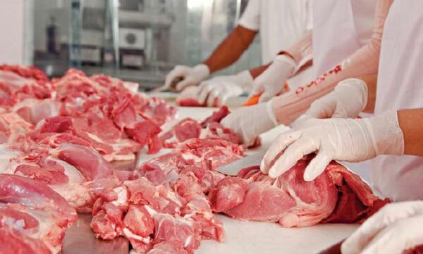 Ndalimi i importeve të mishit nga Brazili, përpunuesit shqiptarë paralajmërojnë rritje të çmimeve deri në 40%