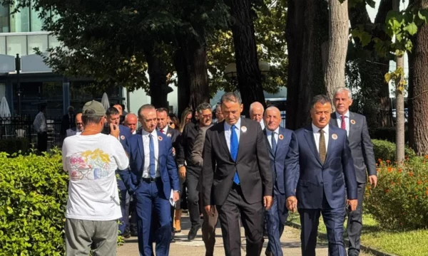 Deputetët e PD’së sot shkojnë në Parlamentin shqiptar me logon e UÇK’së