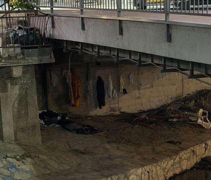 Pamje shqetësuese: Në kushte të rënda, e moshuara jeton nën urën në qendër të Podujevës
