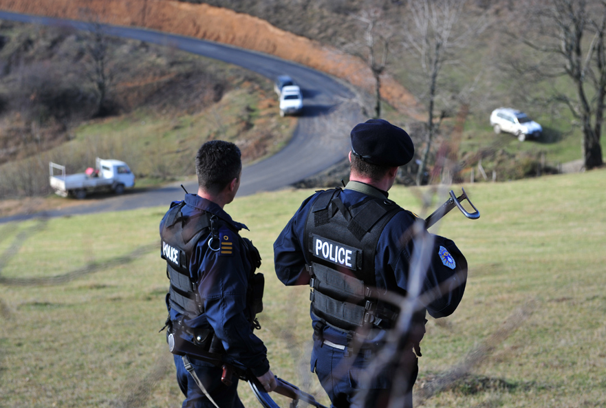 11 migrantë në veturë, policia arreston të dyshuarin për kontrabandim