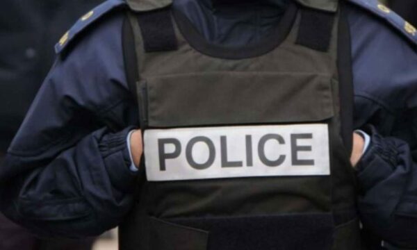 U rrahën mes vete dhe dëmtuan orendi, arrestohen një kosovar dhe dy shtetas serbë në Fushë Kosovë