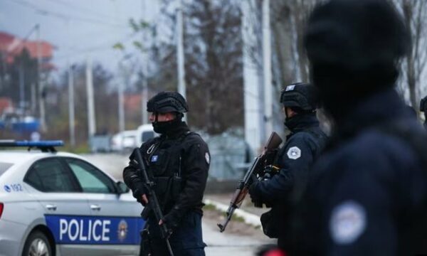 Policia me aksion në Gjilan – sekuestrohen armë, qindra fishekë dhe para të gatshme
