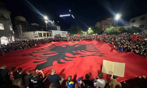 Protesta kundër vendimit ndaj katërshes së UÇK-së, sonte nata e tetë në sheshin “Skënderbeu”