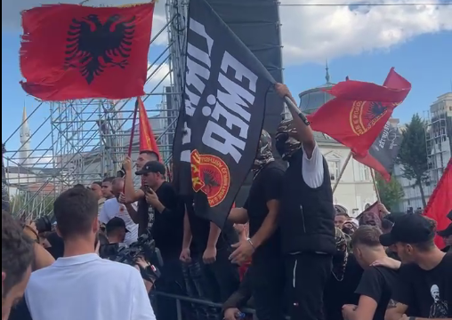 “S’ka liri pa çlirimtarë”, “policia është e jona”, protestuesit zhvendosen para Qeverisë