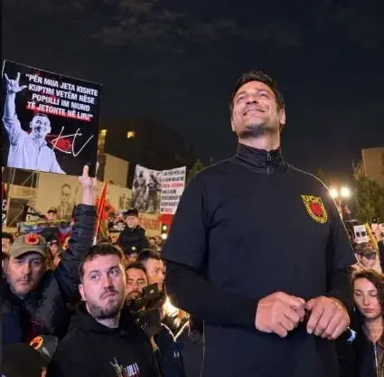 Protesta “Jo në emrin tim”, Ramë Lahaj thërret për unitet dhe bën Betimin e Ushtarit të UÇK-së