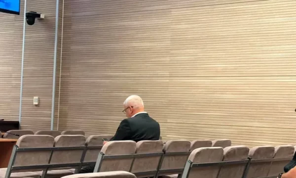 Sveçla shpallet fajtor për hedhjen e gazit lotsjellës në Kuvend