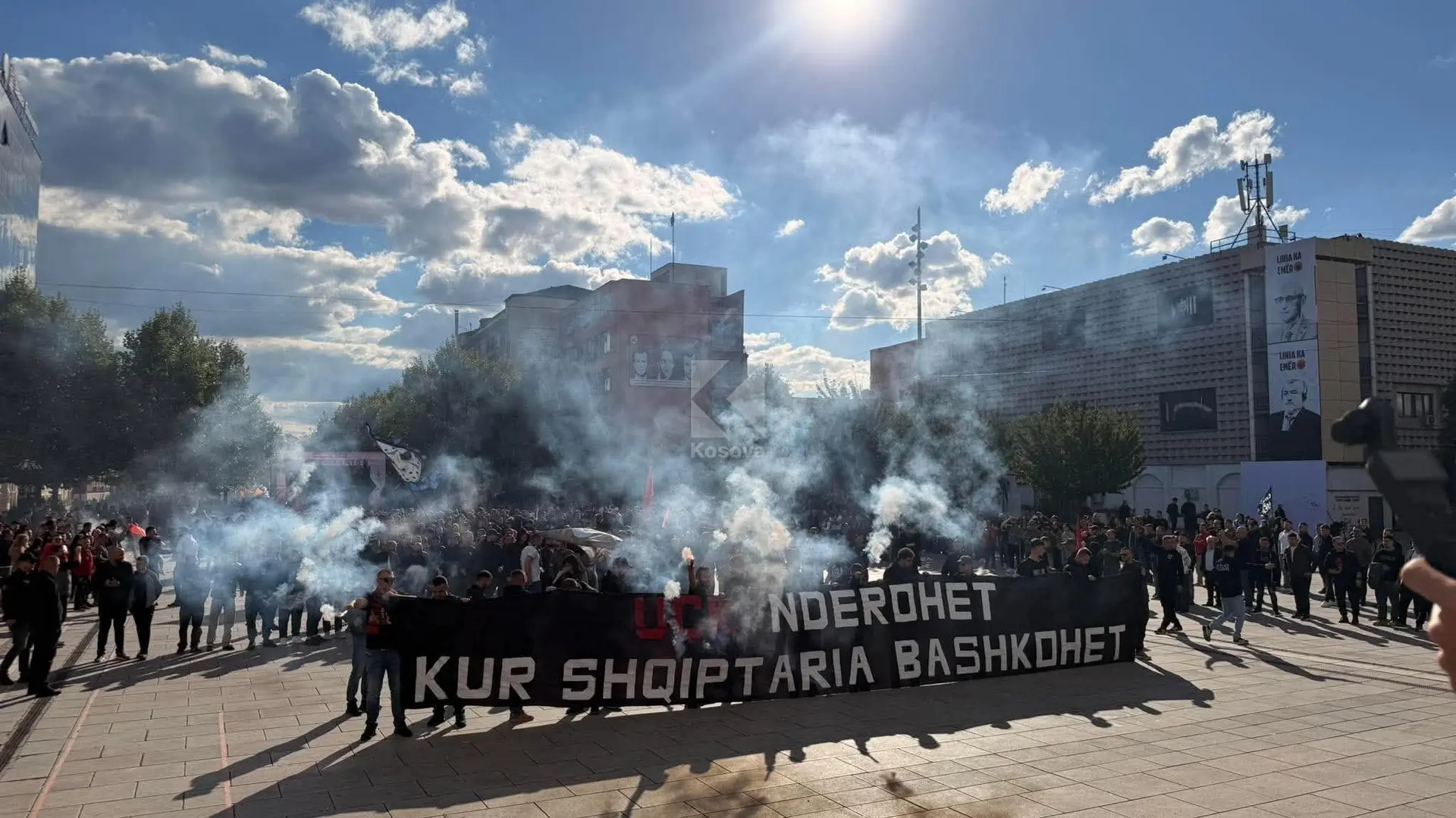 “UÇK nderohet kur shqiptaria bashkohet”, tifo-grupet me mesazh të fortë nga protesta