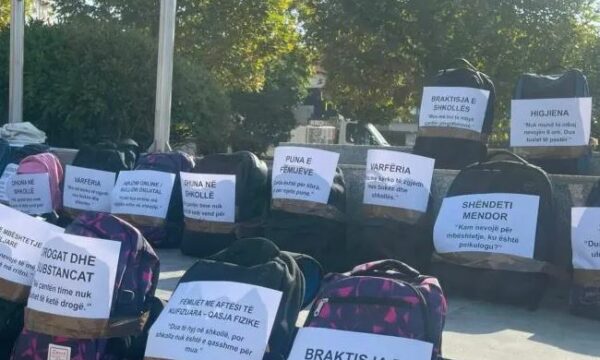 KOMF me mesazh për institucionet më 1 Shtator: Çfarë po mbajnë fëmijët në çantë, përveç librave?