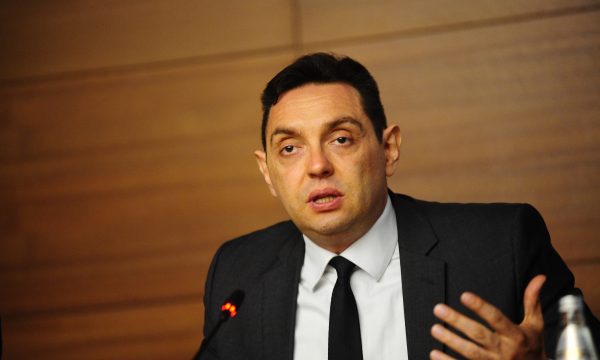 Vulin falënderon publikisht Rusinë për ndihmën ndaj kriminelit të luftës Mlladiq