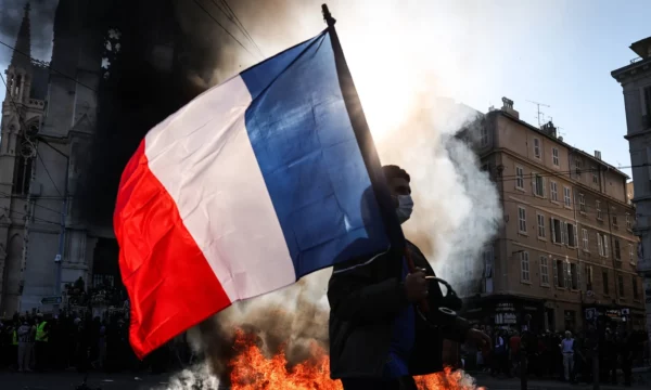 Parlamenti francez pritet të hapë hetim për protestat dhe dhunën