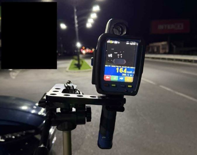 Voziti 164 km/h në zonën 60, kapet sërish të nesërmen pavarësisht ndalesës për vozitje, Policia ia sekuestron veturën