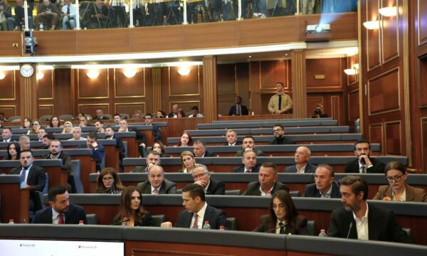 Dekretim apo kthim në Kuvend? PDK pritet të deklarohet sot për Ligjin për Specialen