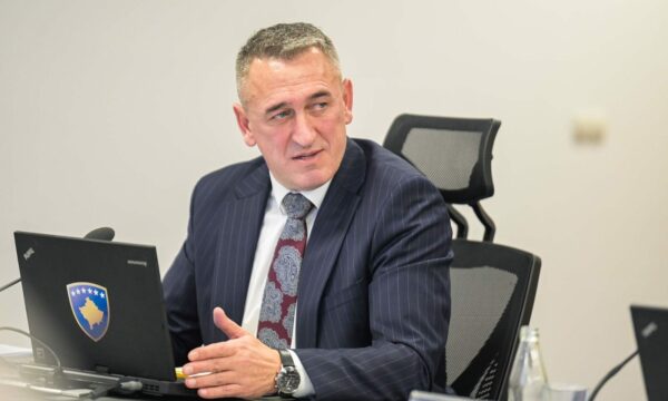 Rashiqi miraton nga jashtë grupin punues për mbrojtjen e ish-krerëve të UÇK-së në Apel