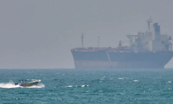 Irani paralajmëron bllokimin e disa rrugëve në Ngushticën e Hormuzit: Do të qëndrojë e mbyllur derisa të plotësohen kërkesat tona