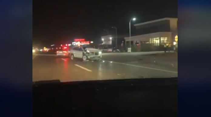 Aksident trafiku në Komoran të Drenasit, vetura mbetet e shkatërruar në mes të rrugës