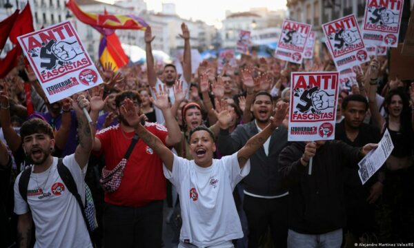Protesta, dhunë, shtetrrethim: Pse po rebelohet rinia e Europës?