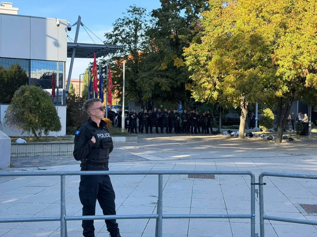 “Përgatitnu se dojmë me dal”, mobilizohen protestuesit – Policia blindon objektin e Qeverisë