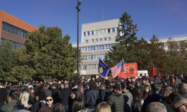 Policia: E shoqëruam në stacion një protestues që hodhi mjete piroteknike drejt objekteve shtetërore