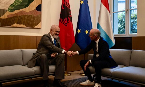 Kryeministri i Luksemburgut ia kopjon stilin Edi Ramës, e pret në “patika” të bardha në zyrë