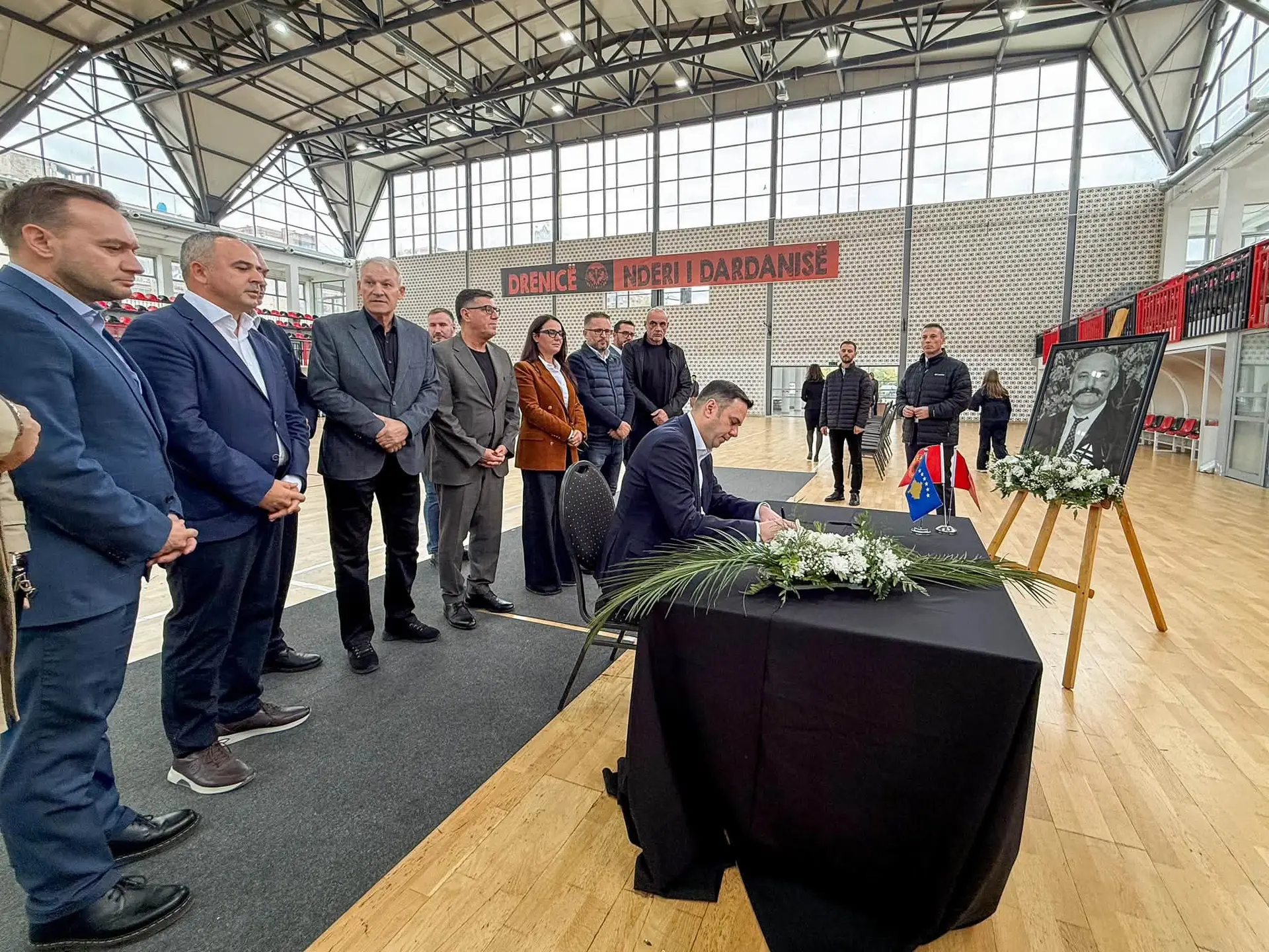 Abdixhiku me bashkëpartiakë bëjnë homazhe për heroin Idriz Rrecaj në Skenderaj