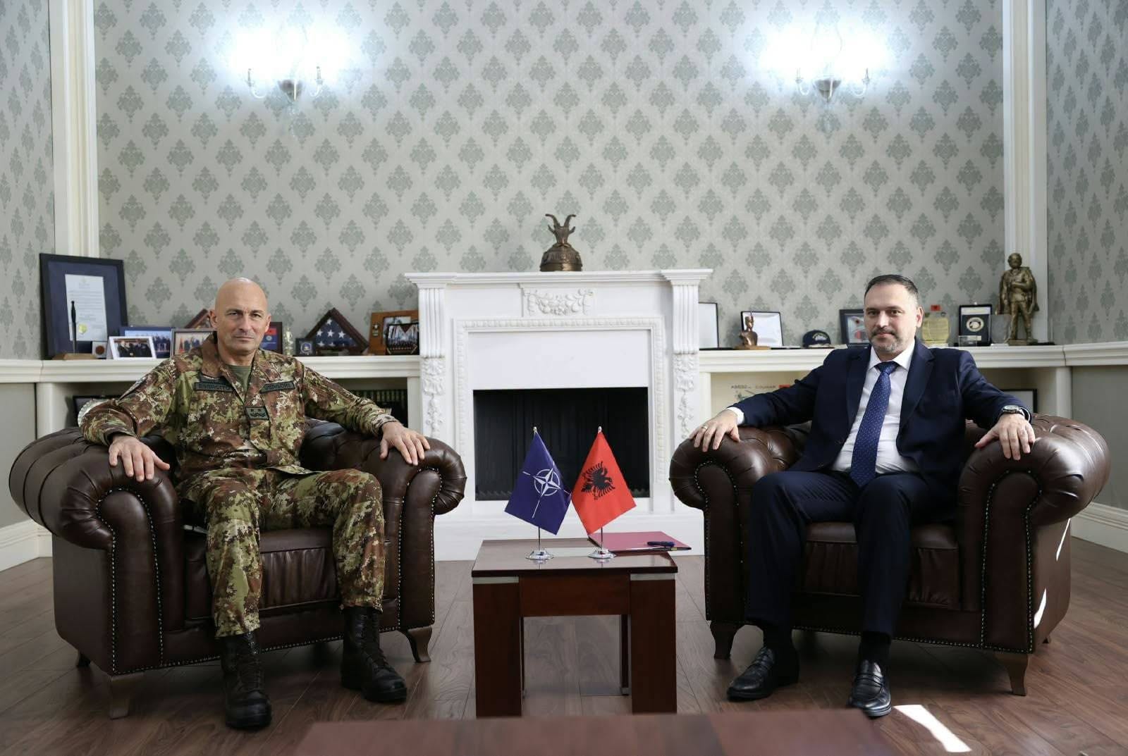 Komandanti i KFOR-it takohet me ministrin shqiptar të Mbrojtjes