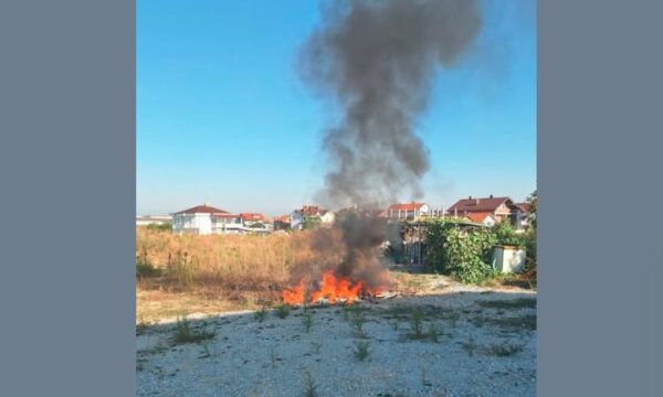 Një person në Prizren gjobitet me 500 euro pasi i vuri zjarrin mbeturinave