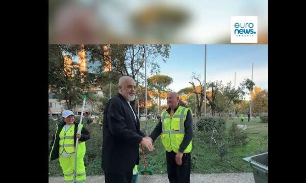 “Mos u mërzisni”, Rama me punëtorët e pastrimit: Disa shkatërrojnë, të tjerë ndërtojnë