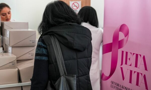 ‘Mbi 53 për qind e grave me kancer të gjirit në Kosovë, diagnostikohen në stadin e parë dhe të dytë’