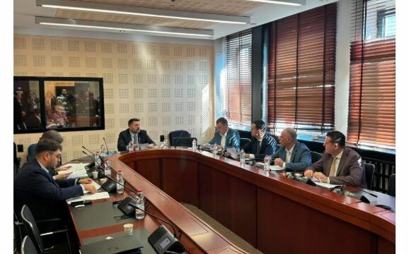 Nis mbledhja e Komisionit për Mbikëqyrjen e AKI-së, mbahet me dyer të mbyllura