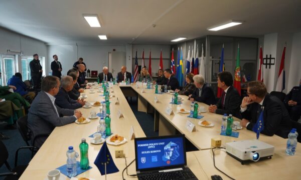 Shefi i EULEX’it pret në Mitrovicë diplomatët e vendeve të BE’së dhe Sveçlën: U diskutua për kontributin e vlefshëm të misionit