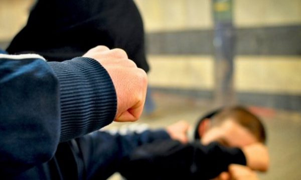 Tre të mitur sulmojnë dy të tjerë në Podujevë, dërgohen në mbajtje