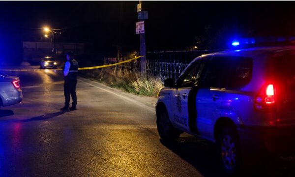 Sinjali: Babai dyshohet se vrau djalin 29-vjeçar në dhomën e ndejes, në shtëpi gjenden armë e municion