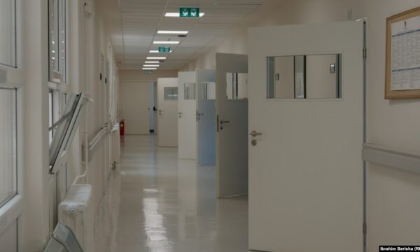 Ismaili e Zemaj dyshojnë për keqpërdorim të buxhetit të shëndetësisë: Pacientët po vuajnë