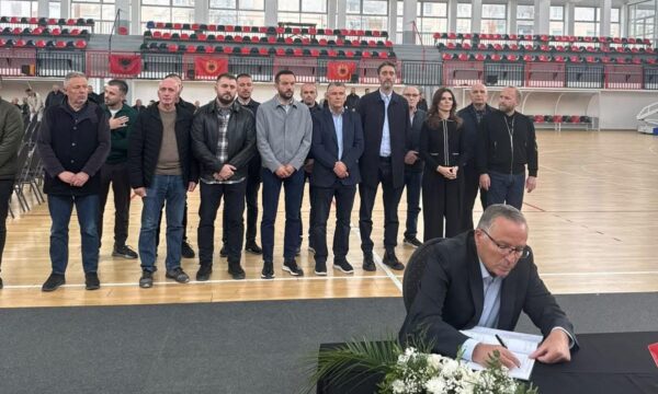 Hamza shkon për ngushëllime në familjen e Idriz Rrecajt: Familja më në fund ka një vend ku mund ta nderojë atë