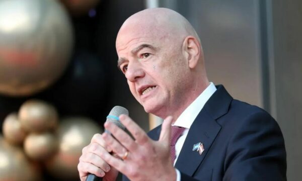 Infantino gjithnjë e më shumë nën presion, FIFA në kërkim të një rivali për zgjedhjet