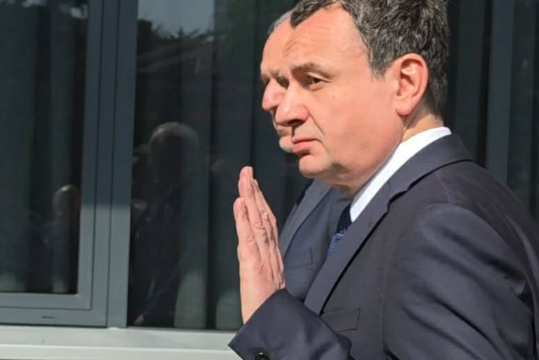 Kurti nuk komenton deklaratën e Daçiqit për flamurin serb në Prizren, thotë se ka folur Konjufca
