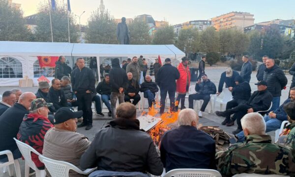 Seanca për ligjin e Speciales nga ora 9:00, pamje të protestuesve që qëndruan në shesh gjithë natën