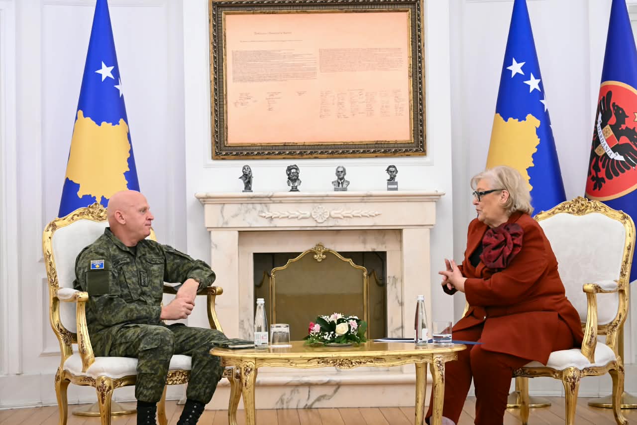 Presidentja takohet me komandantin e FSK-së, diskutohet forcimi i kapaciteteve të ushtrisë