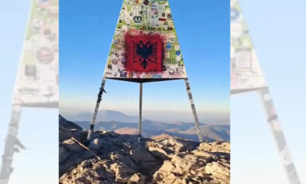 Rikthehet flamuri kuqezi në majën e Korabit, studentët shqiptarë largojnë simbolin maqedonas