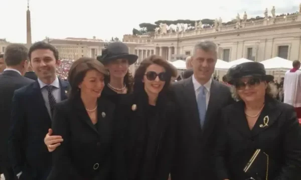 Çitaku ndan pamje nga viti 2014 në Vatikan, shfaqet krah tre presidentëve
