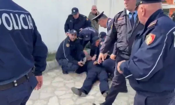 Raportohet se komandanti i forcave të rendit në Shkodër është në gjendje të rëndë pasi mori plagë në kokë