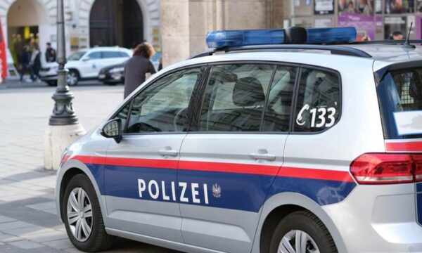 Dy të mitur afganë arrestohen në Austri për grabitjen e një 17-vjeçari nga Kosova