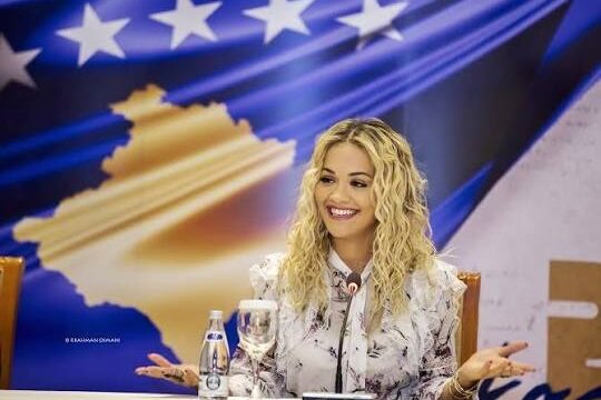 Rita Ora ndanë me fansat e saj në “Instagram’ lajmin e zgjedhjes së Presidentes së Kosovës