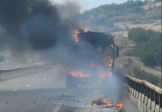 Kamioni merr flakë pas vetaksidentit në autostradën ‘Ibrahim Rugova’
