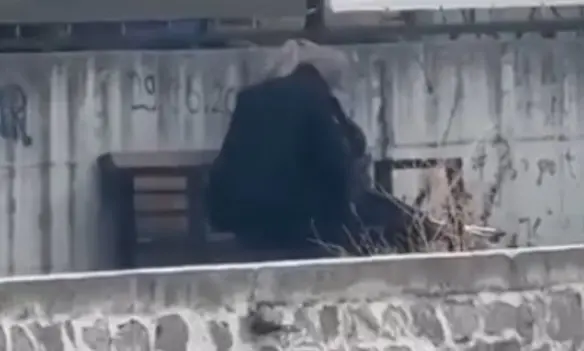 Burri rrah një grua në qendër të Pejës