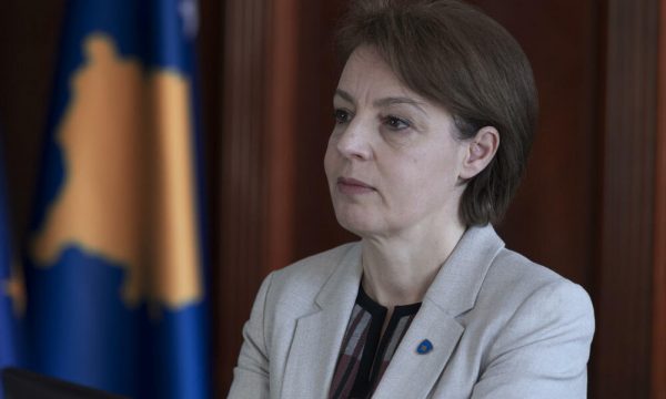 Gërvalla e mbron Faton Pecin në foltore të Kuvendit, Haxhiu e Aleancës: Qysh e more mundin me dalë, parti me 3 anëtarë