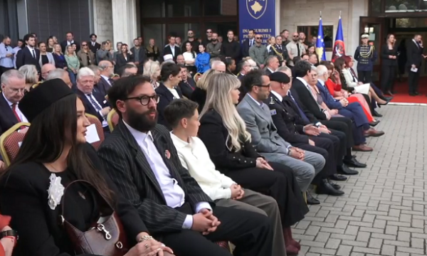 Arrijnë familjarët e Justina Shiroka Pulës për ceremoninë, ulen në rresht të parë