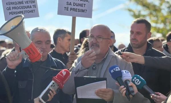 Punëtorët e NPB-së protestojnë para Supremes: Filloi muaji i tretë pa paga, sa duhet të presim?