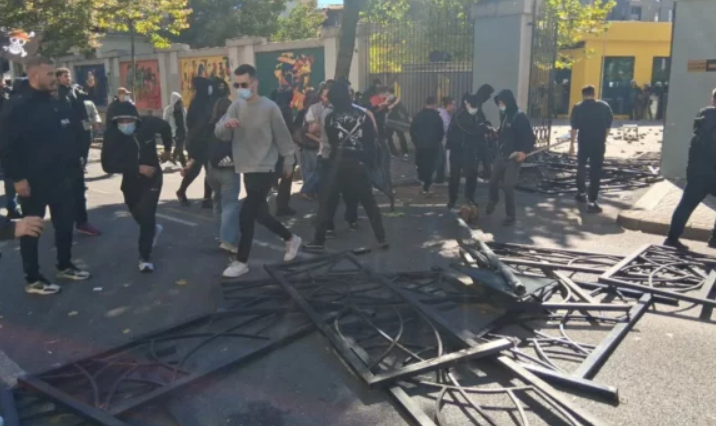 Thyhet dera e Ministrisë së Arsimit, tulla dhe sende të forta drejt godinës, forcat policore qëndrojnë brenda oborrit